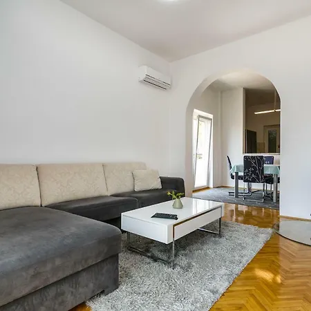 Daire Mate Balote 54 Krk Town